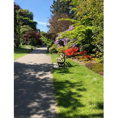 Perfectly Located 4 Storey Townhouse With 2 Parking Spaces In Central Harrogate Kültér fotó