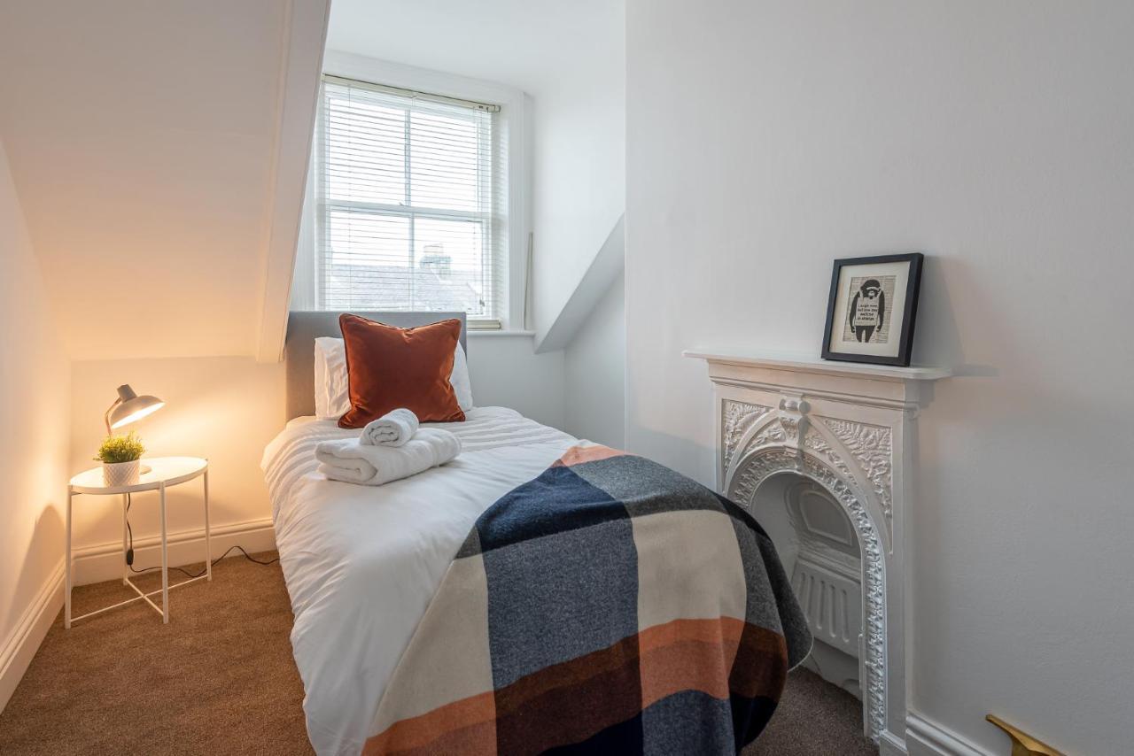 Perfectly Located 4 Storey Townhouse With 2 Parking Spaces In Central Harrogate Kültér fotó