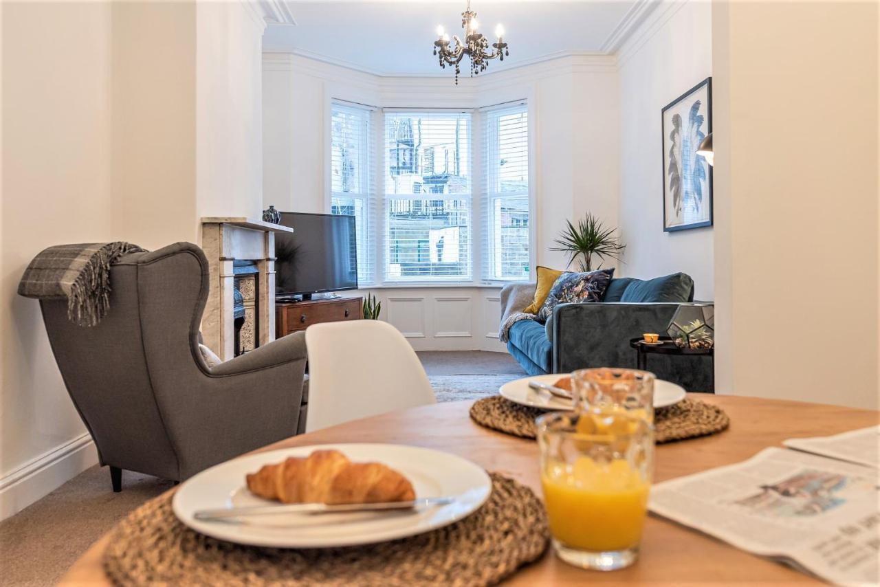Perfectly Located 4 Storey Townhouse With 2 Parking Spaces In Central Harrogate Kültér fotó