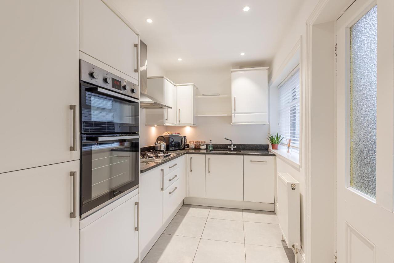 Perfectly Located 4 Storey Townhouse With 2 Parking Spaces In Central Harrogate Kültér fotó