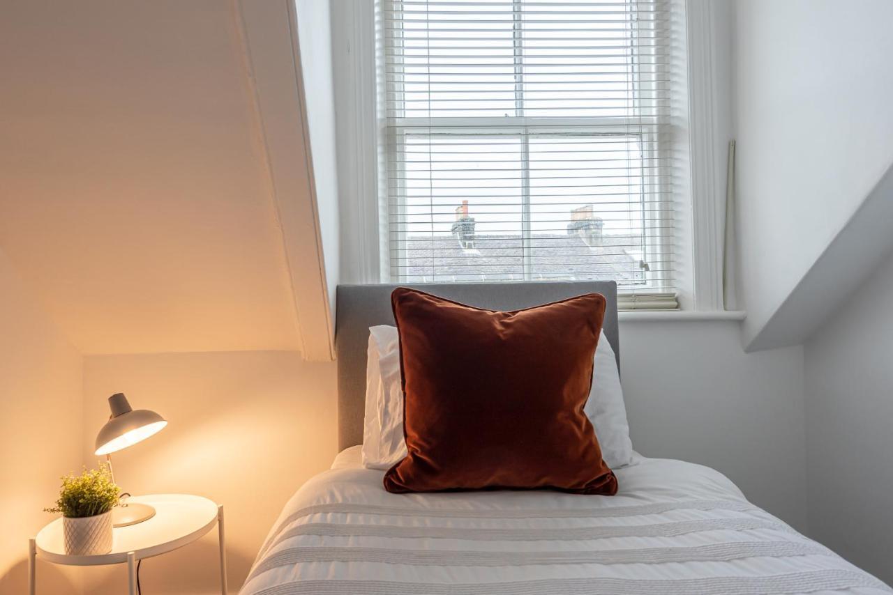Perfectly Located 4 Storey Townhouse With 2 Parking Spaces In Central Harrogate Kültér fotó