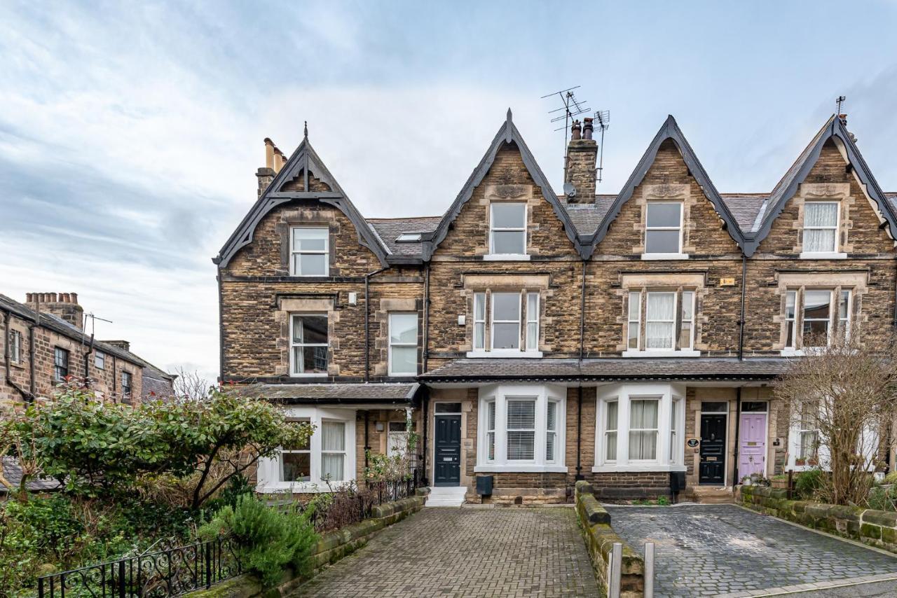 Perfectly Located 4 Storey Townhouse With 2 Parking Spaces In Central Harrogate Kültér fotó
