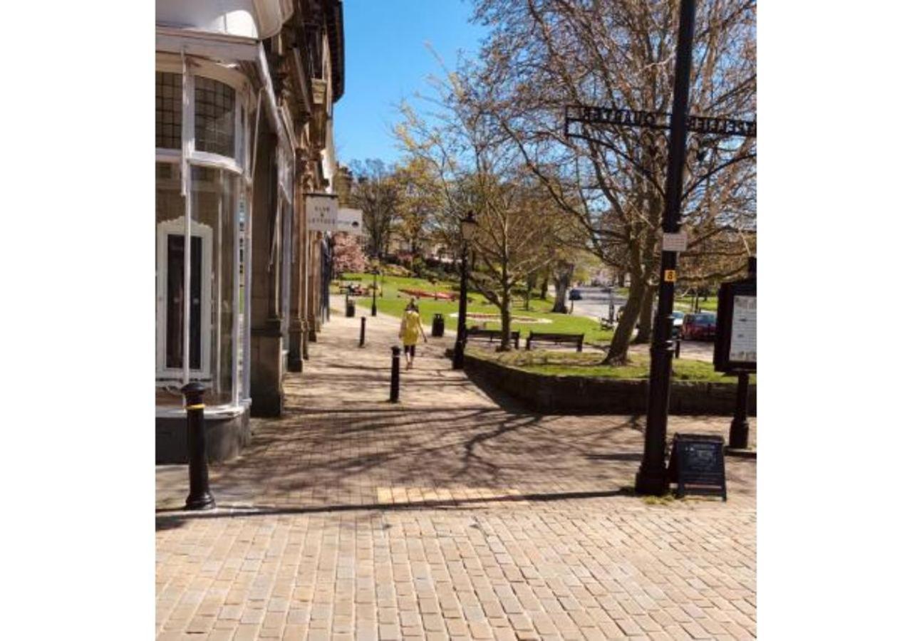 Perfectly Located 4 Storey Townhouse With 2 Parking Spaces In Central Harrogate Kültér fotó