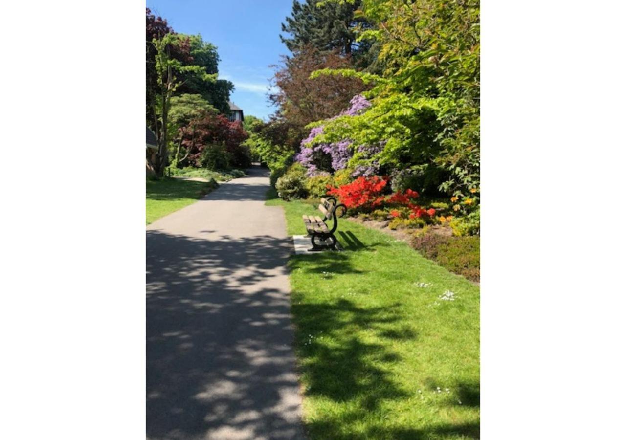 Perfectly Located 4 Storey Townhouse With 2 Parking Spaces In Central Harrogate Kültér fotó