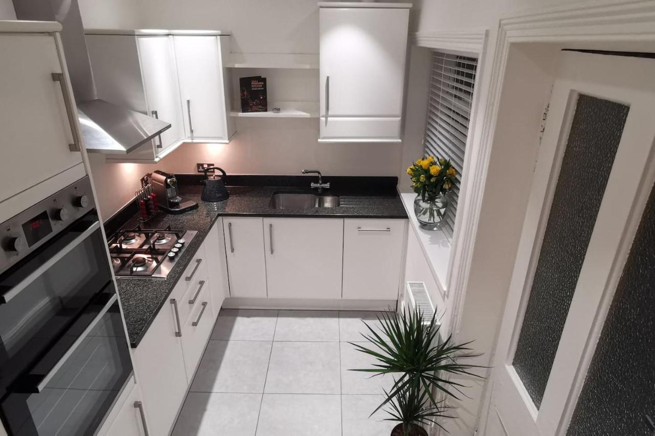 Perfectly Located 4 Storey Townhouse With 2 Parking Spaces In Central Harrogate Kültér fotó