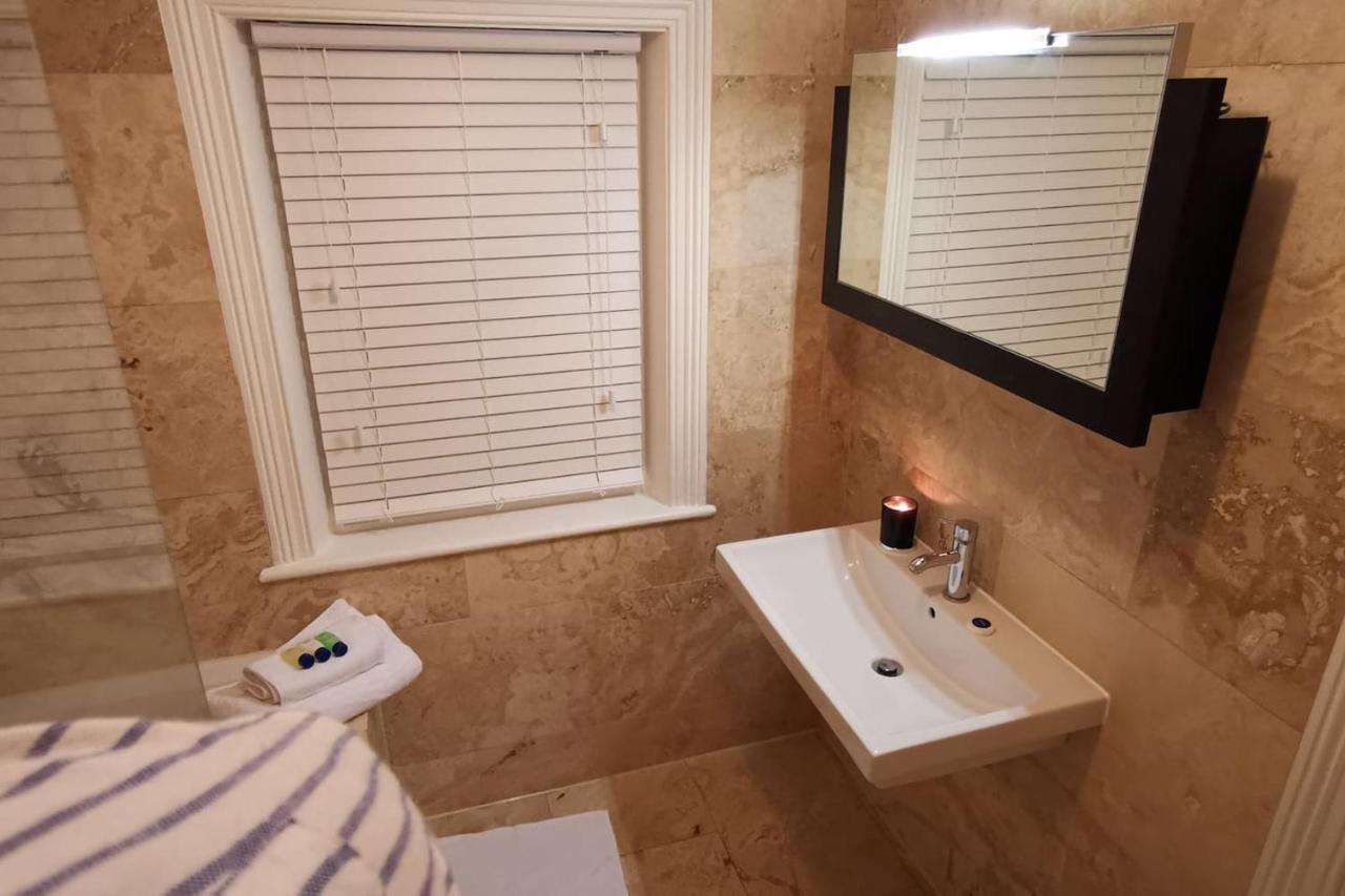 Perfectly Located 4 Storey Townhouse With 2 Parking Spaces In Central Harrogate Kültér fotó