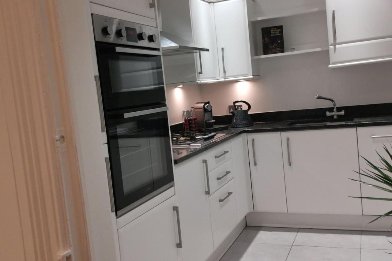 Perfectly Located 4 Storey Townhouse With 2 Parking Spaces In Central Harrogate Kültér fotó
